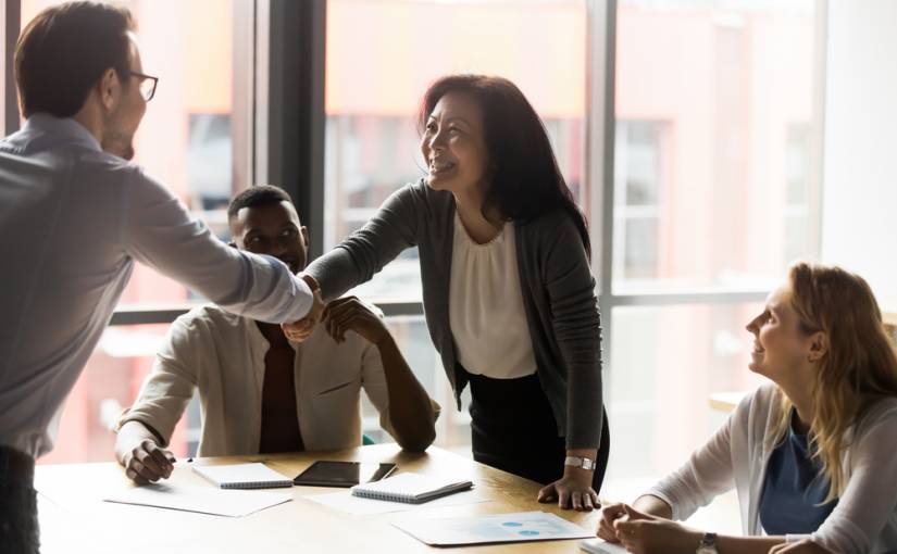 Por que ganhar a confiança do cliente é tão difícil hoje em dia – e o que fazer a respeito